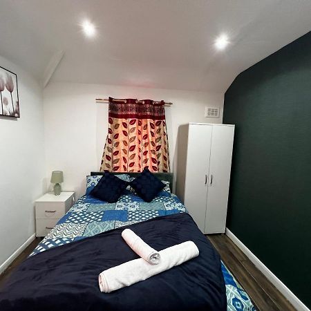 Good Priced Single Rooms In Sherperds Bush 런던 외부 사진
