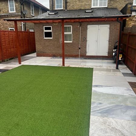 Good Priced Single Rooms In Sherperds Bush 런던 외부 사진