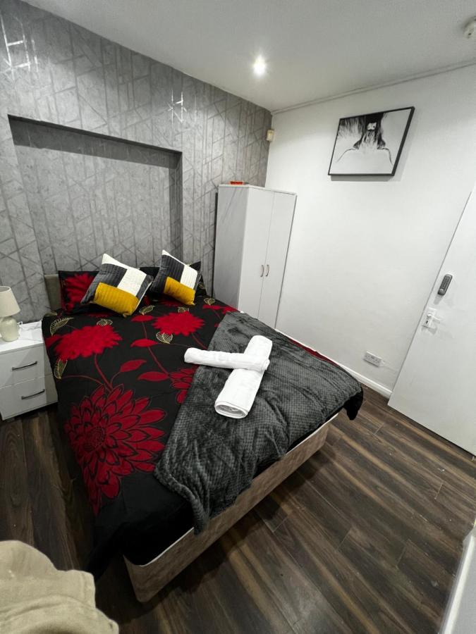 Good Priced Single Rooms In Sherperds Bush 런던 외부 사진