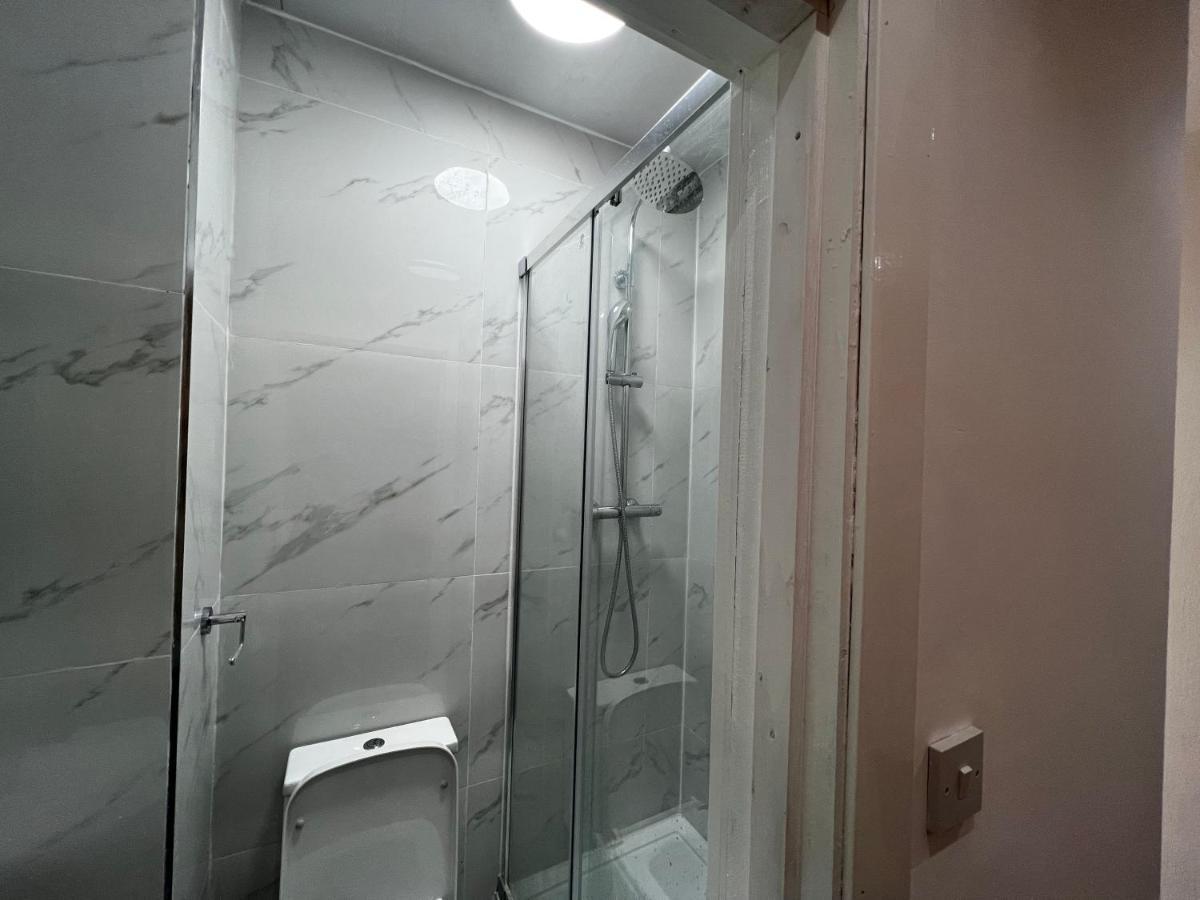 Good Priced Single Rooms In Sherperds Bush 런던 외부 사진