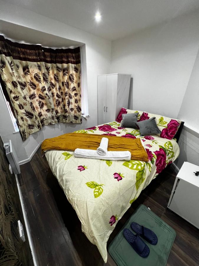 Good Priced Single Rooms In Sherperds Bush 런던 외부 사진