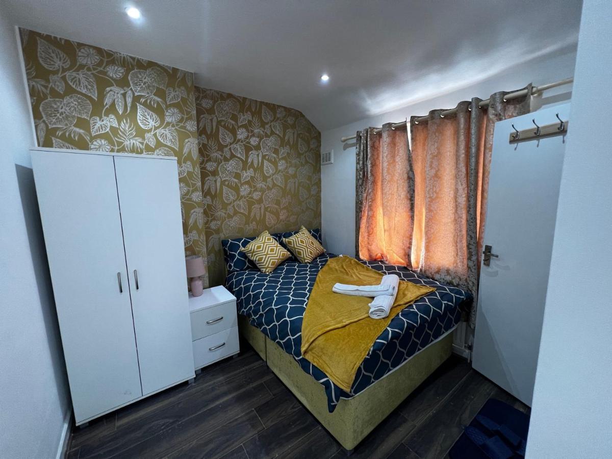 Good Priced Single Rooms In Sherperds Bush 런던 외부 사진