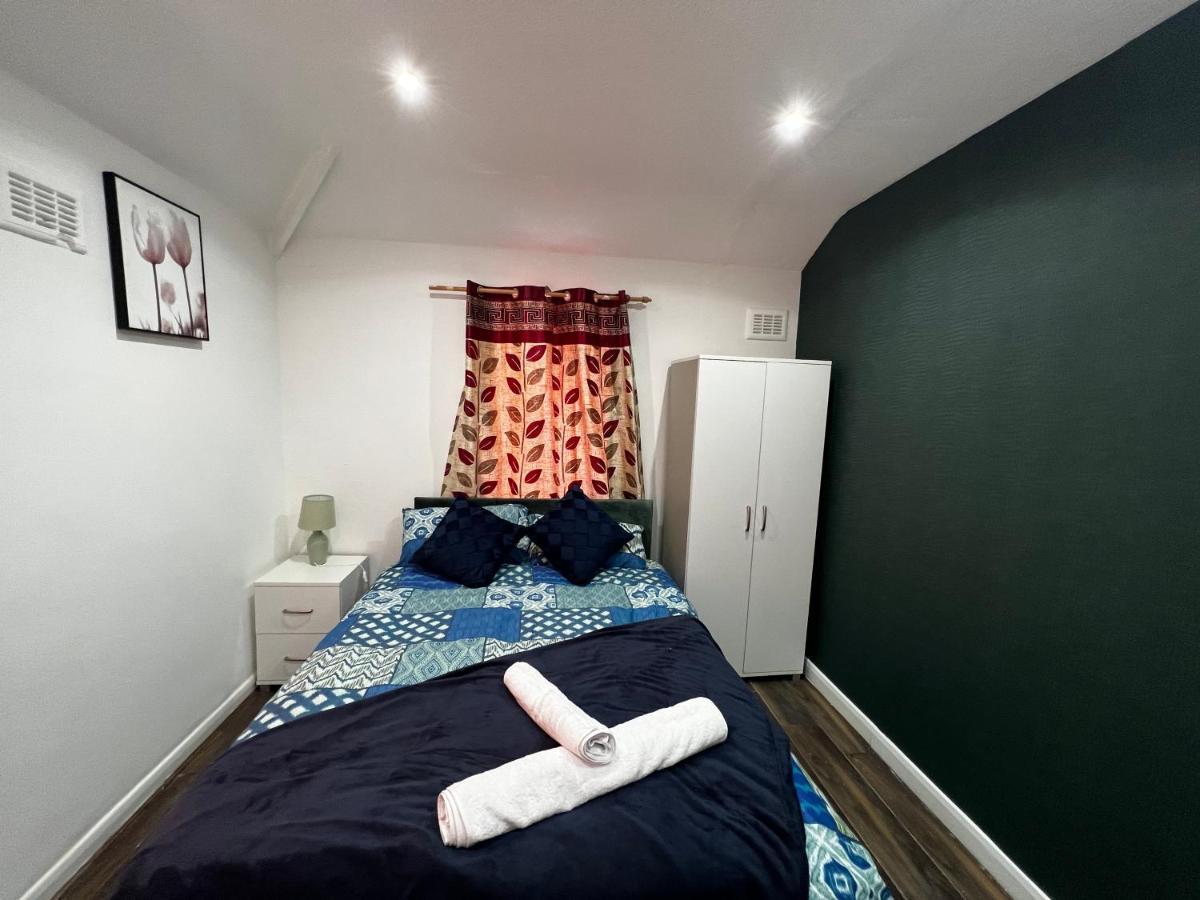 Good Priced Single Rooms In Sherperds Bush 런던 외부 사진
