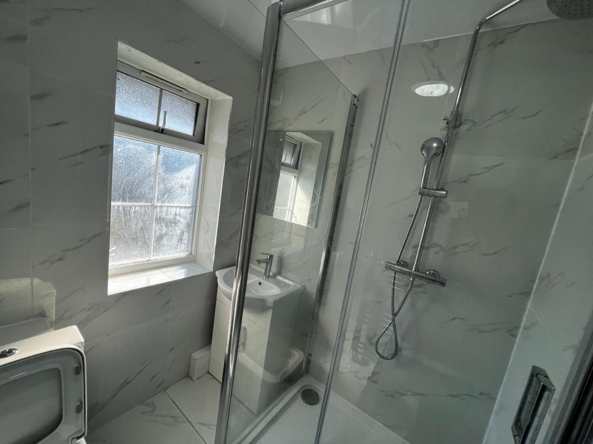 Good Priced Single Rooms In Sherperds Bush 런던 외부 사진