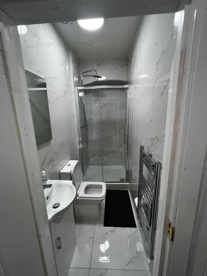 Good Priced Single Rooms In Sherperds Bush 런던 외부 사진
